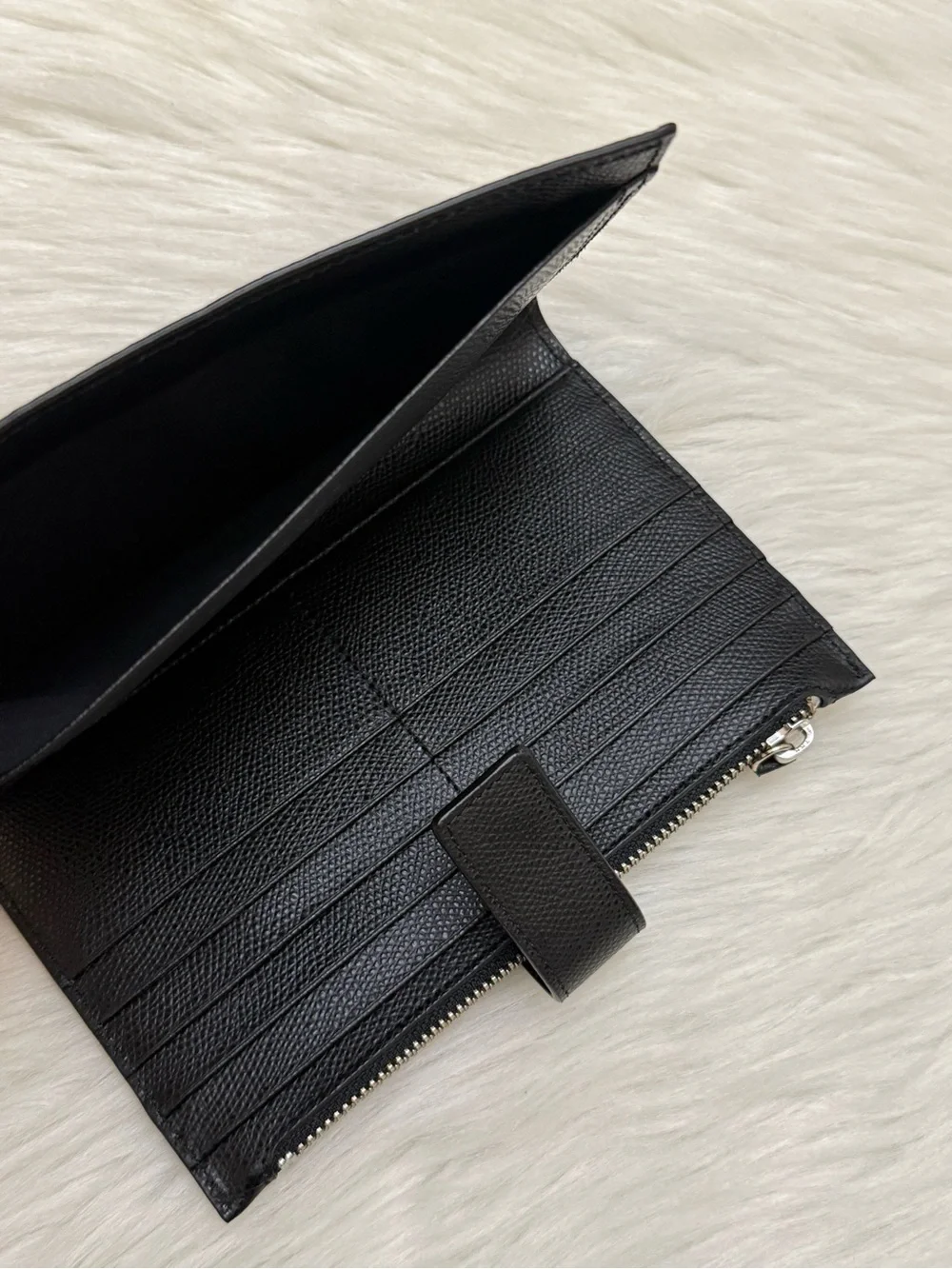 EVERLANE - BLACK TEXTURED PEBBLED LEATHER TRAVELER BIFOLD WALLET